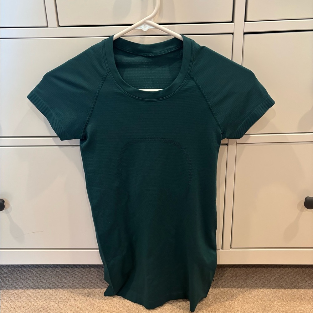 Lululemon swiftly tech in the color deep marina  (size 4)